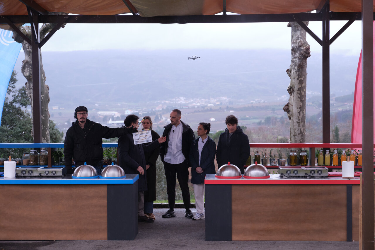 El jurado de MasterChef 14 y los chefs invitados presentan el menú a los comensales en el espacio habilitado en Monterrei.