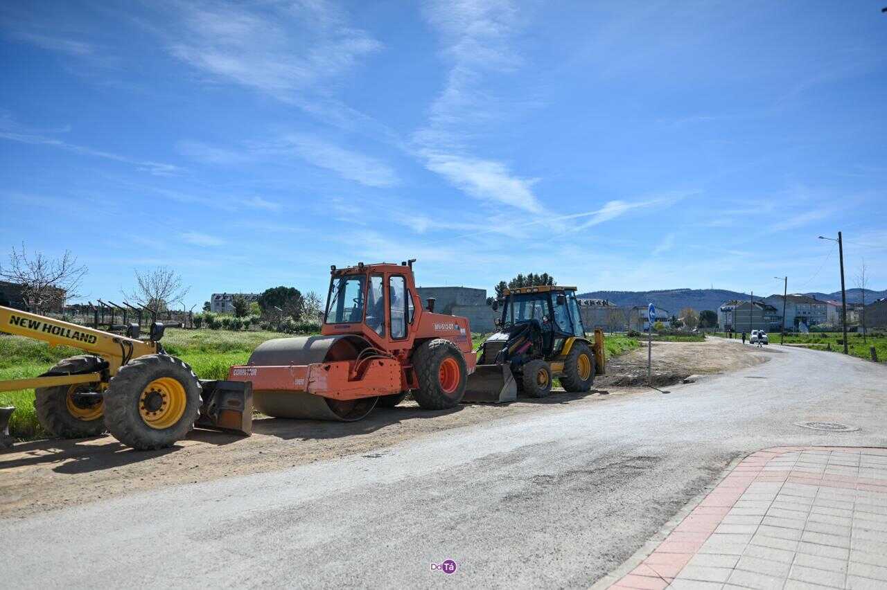 La maquinaria ya ha comenzado los trabajos de preparación del nuevo vial de acceso al auditorio. | FOTO: Noelia Caseiro.