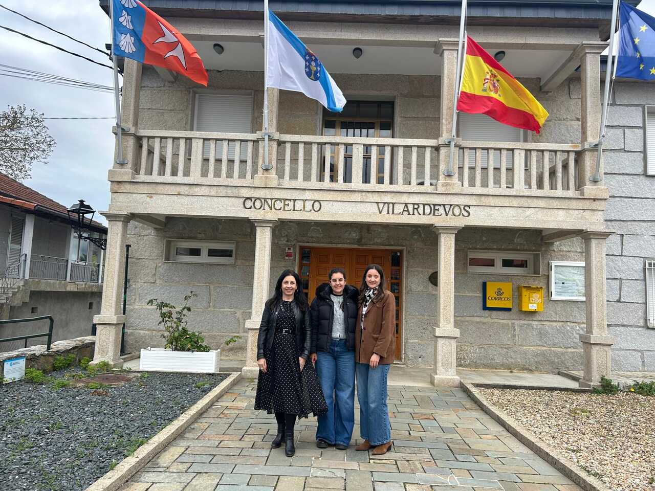La alcaldesa de Vilardevós, Tamara Balboa, junto a las responsables de la AECC Ourense tras la reunión de trabajo institucional.