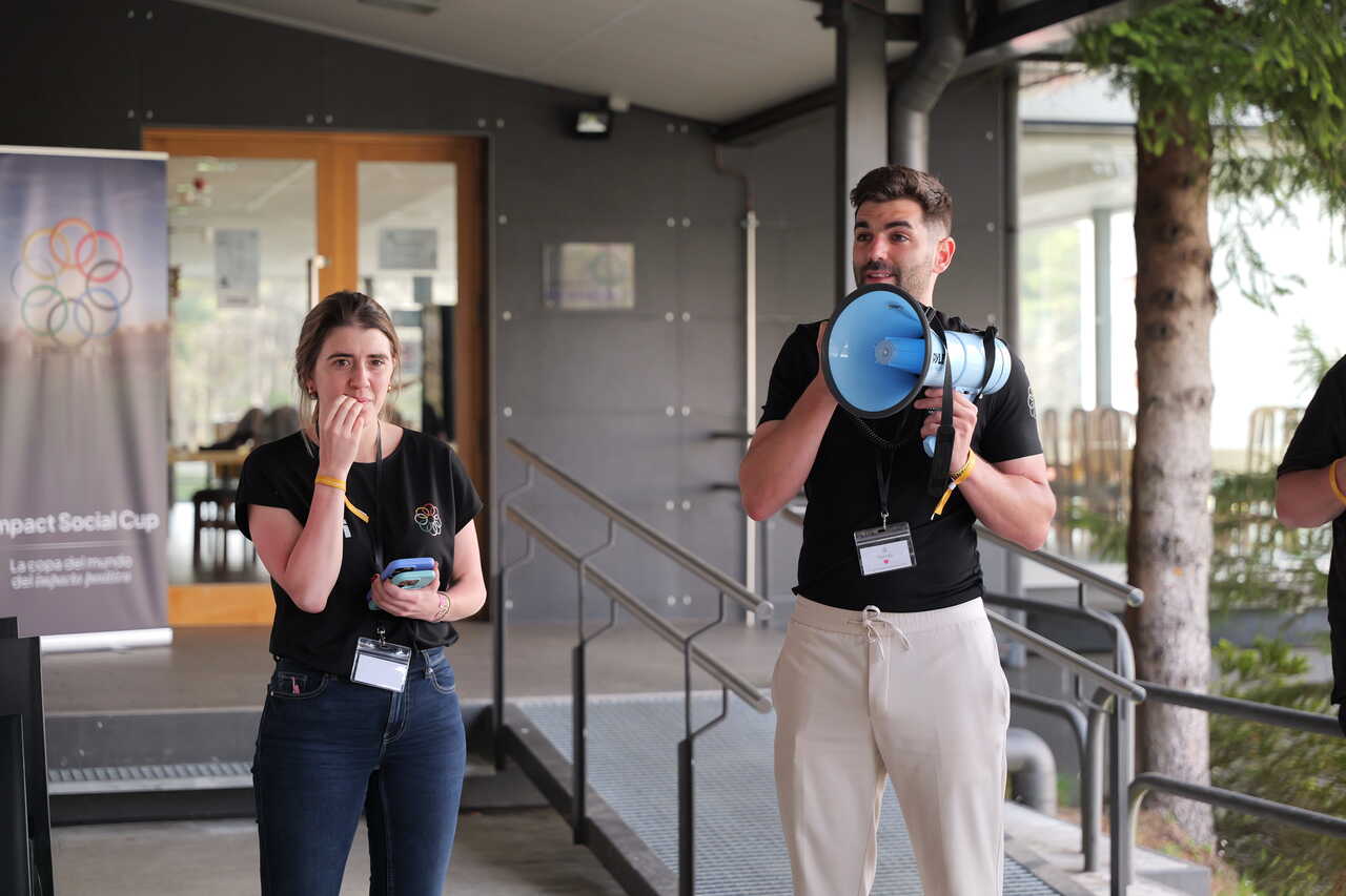 Carmen Pino y Tomás Garnelo, dando instrucciones a los participantes en el exitoso campus.
