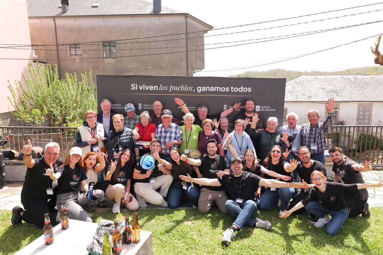 Vecinas y vecinos de San Xoán de Río con el equipo de Impact Campus.