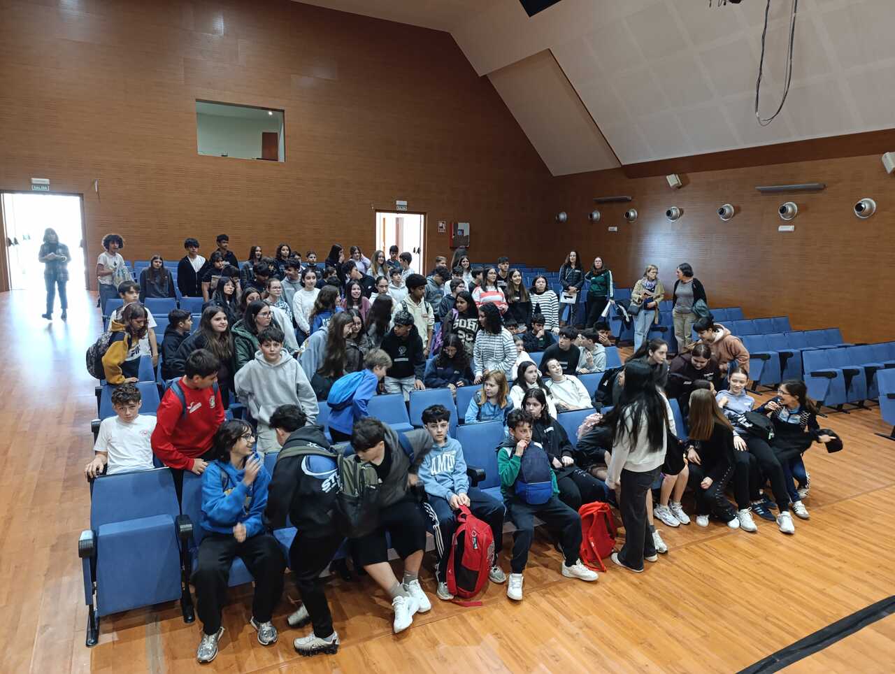 Cerca de 100 personas, entre alumnado y profesorado, se reunieron en el Auditorio de Bandeira para reflexionar sobre la convivencia escolar.