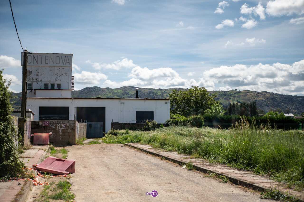 La nueva fábrica de Fontenova se instalará al sur del actual y viejo almacén, en terrenos que ya son de su propiedad tras el convenio urbanístico firmado con el consistorio verinense. | FOTO: Noelia Caseiro.
