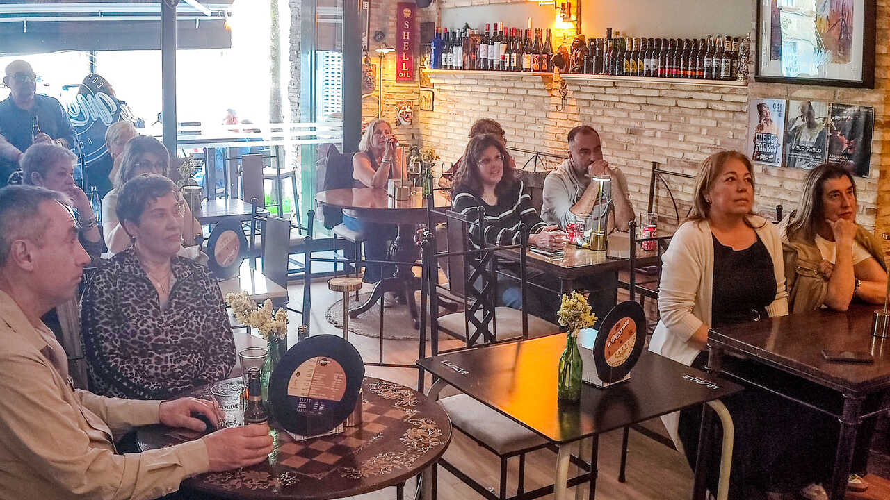 Público asistente a la presentación literaria de "Incontrolables", en el bar A Morriña.