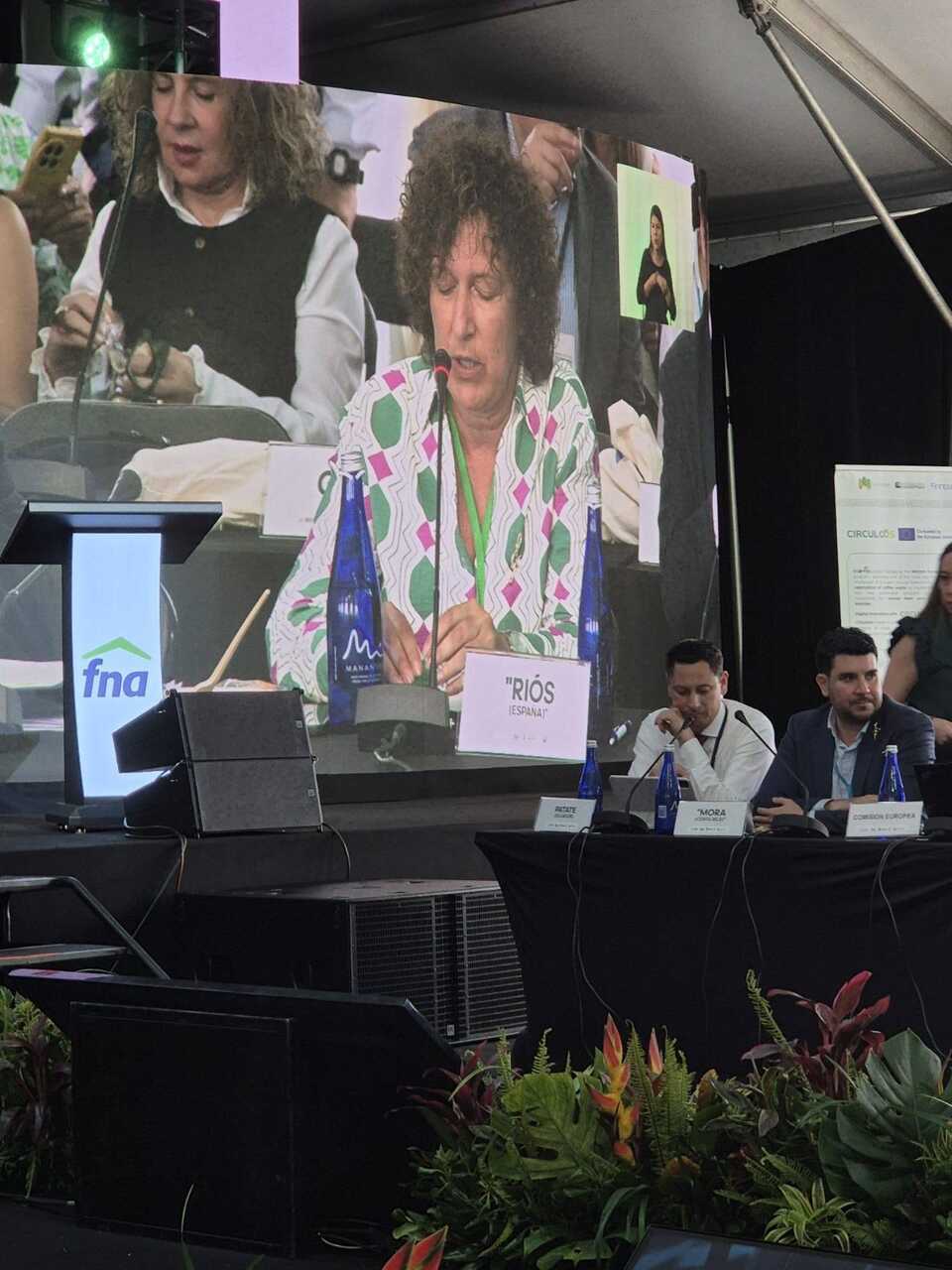 La alcaldesa de O Riós expone el modelo de "petróleo cero" ante el plenario de la cumbre en Colombia.