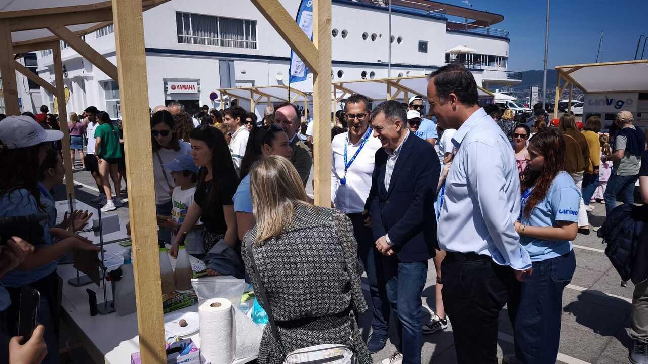 El conselleiro Román Rodríguez analiza los detalles del proyecto sobre incendios forestales en el expositor del centro verinense.