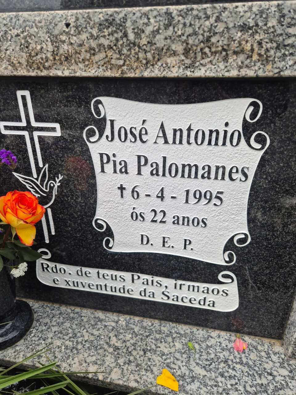Outra das lápidas co seu texto en lingua galega. | FOTO: Nica Palomares.