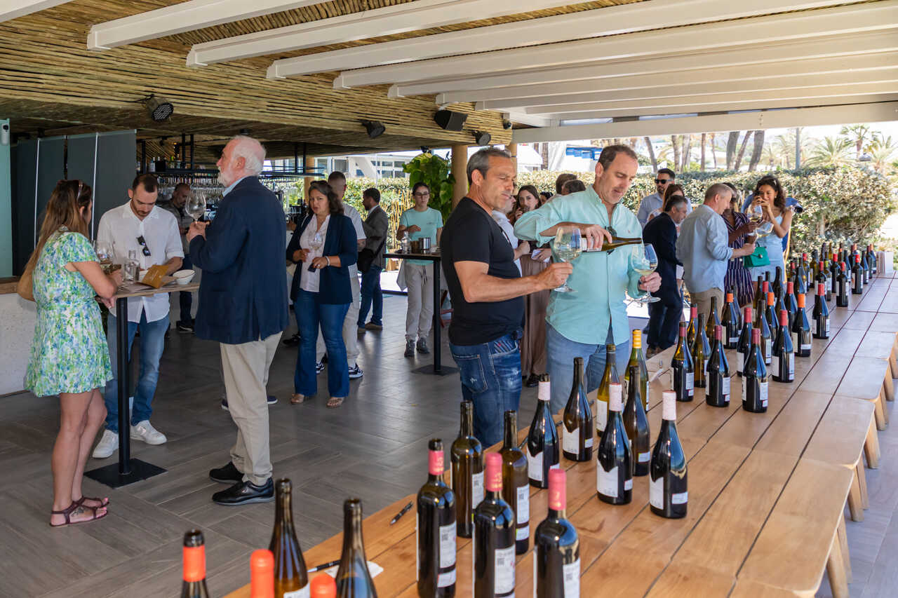 El restaurante La Perla Marbella acogió la exhibición de los blancos y tintos de las 22 bodegas participantes.