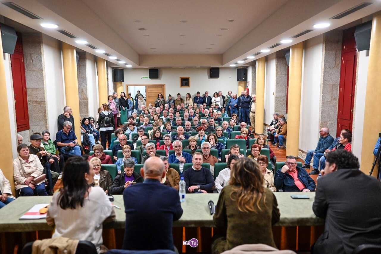 El salón de actos de la Casa da Cultura de Verín registró un lleno absoluto para asistir a la charla informativa sobre el futuro del Hospital Comarcal. | Foto: Noelia Caseiro.