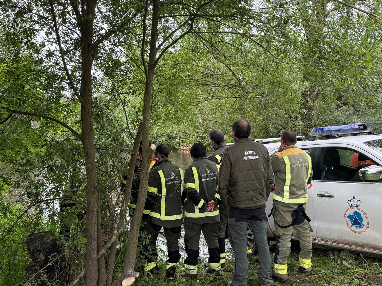 Técnicos, agentes y bomberos forestales también acudieron para colaborar en las labores de búsqueda. | FOTO: Xosé Lois Colmenero.