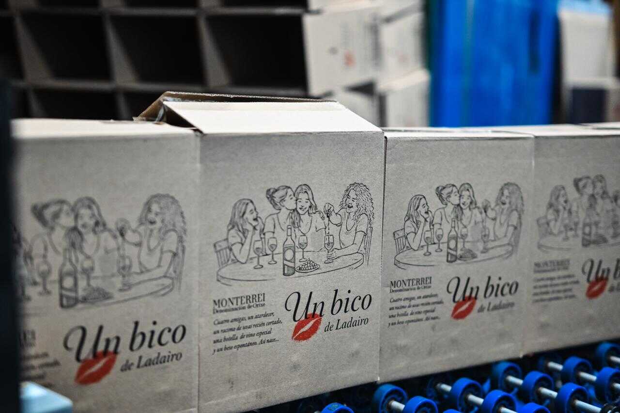 Las primeras cajas de "Un Bico de Ladairo", este lunes en sus instalaciones. | FOTO: Noelia Caseiro.