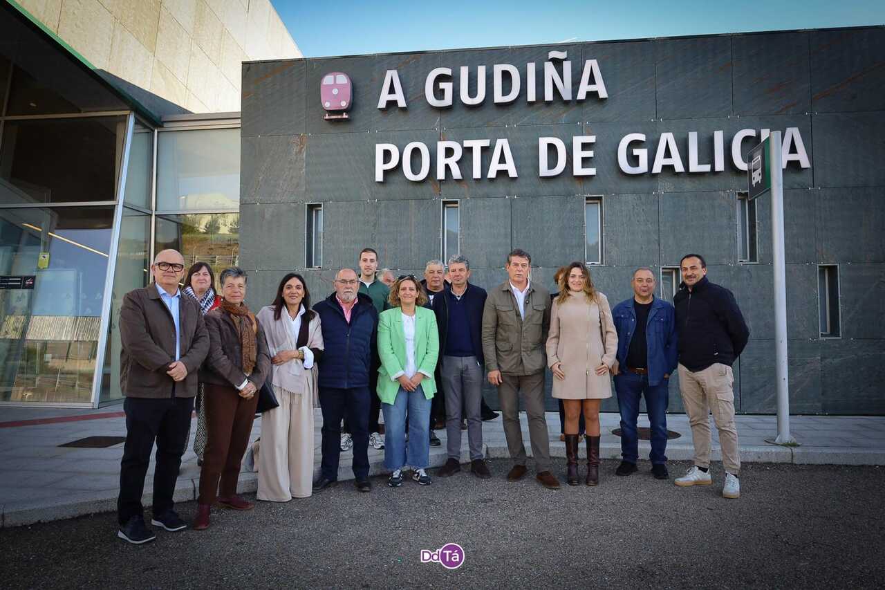 Cargos socialistas posan en la estación de A Gudiña para reivindicar el restablecimiento del servicio ferroviario y exigir a la Xunta de Galicia que coordine los autobuses intermodales.