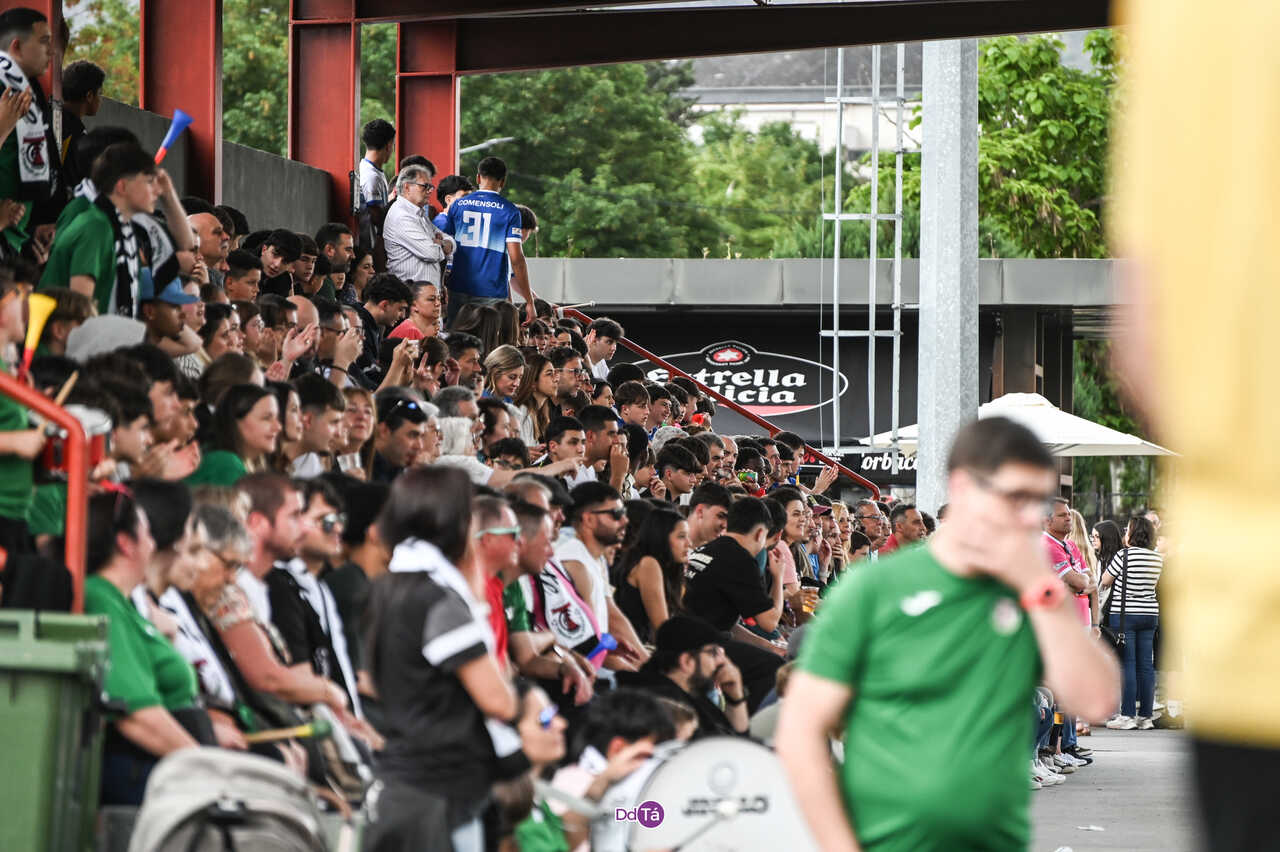 Familias y aficionados acompa&ntilde;aron la jornada deportiva. | FOTO: Noelia Caseiro.