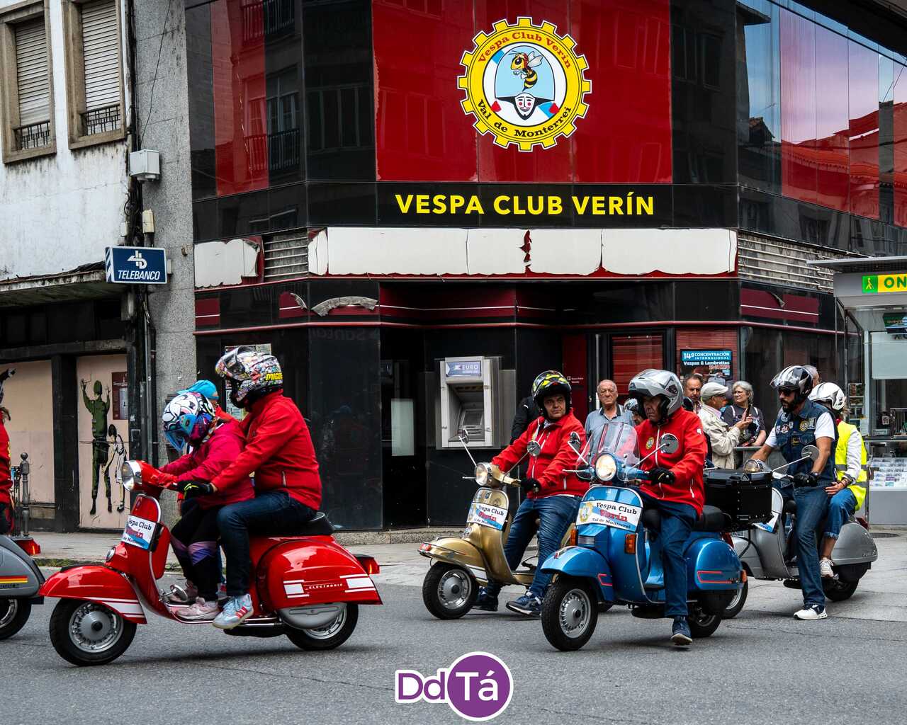 Participantes durante el recorrido de Vespa y Lambretta por las calles de Ver&iacute;n. | FOTO: Iv&aacute;n Pena.