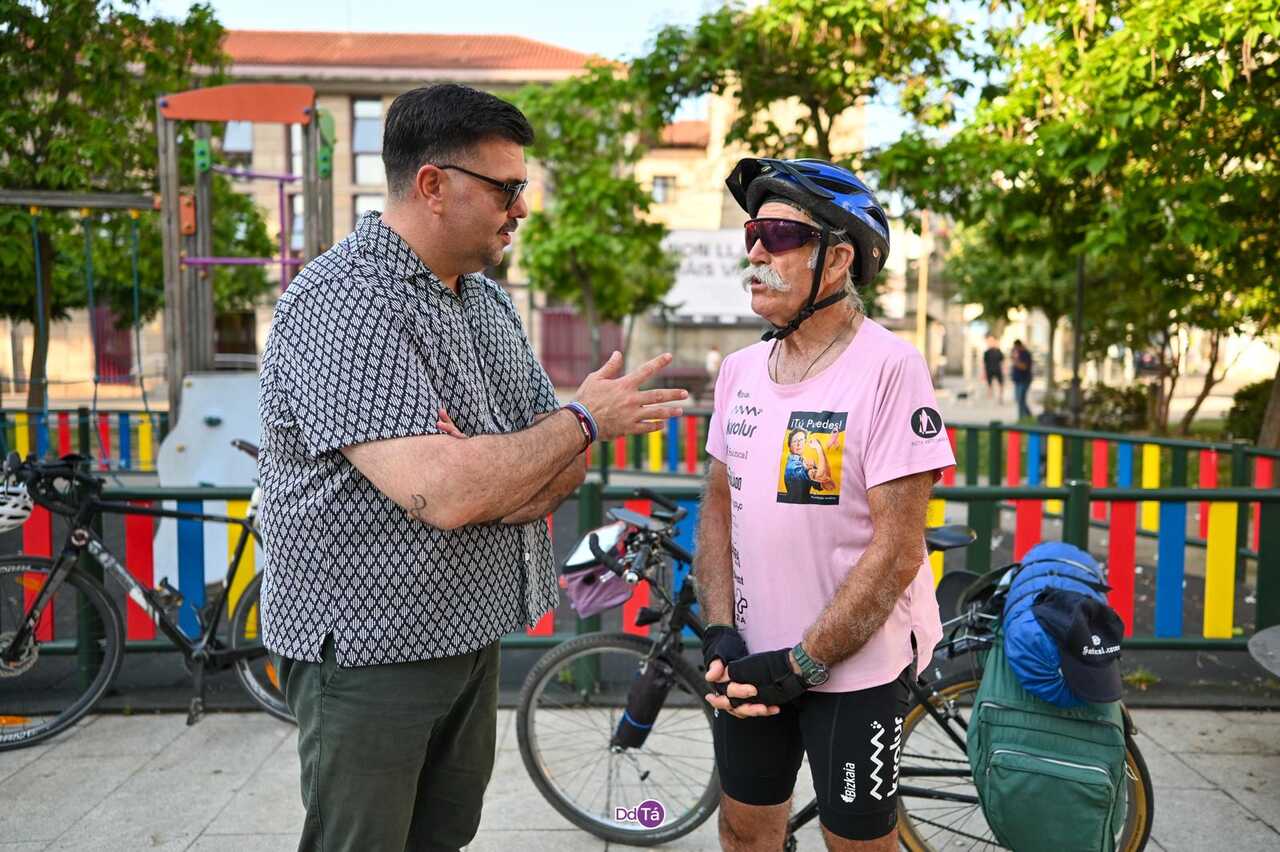 El teniente de alcalde, Diego Lourenzo, recibía a Juanjo en la Plaza del Concello de Verín. | FOTO: Noelia Caseiro.