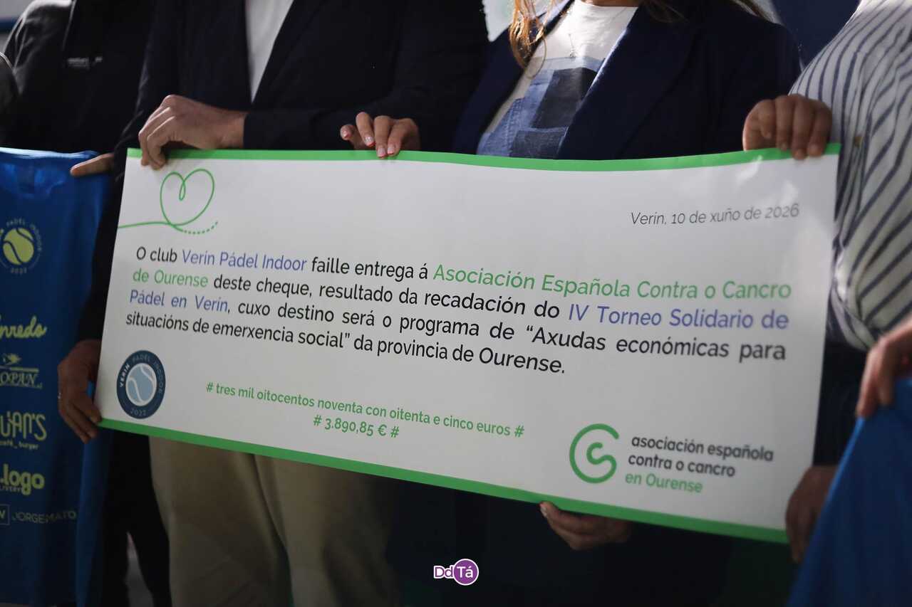 El cheque de 3.890,85 euros entregado por Verín Pádel Indoor a la AECC de Ourense, fruto de la recaudación del IV Torneo Solidario de Pádel "Verín contra o Cancro". | Foto: Anabel G. Simón.