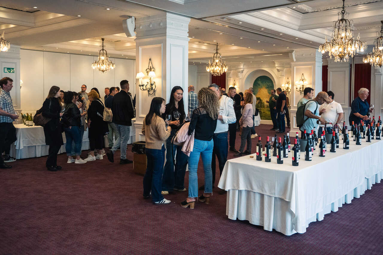 Vista general del showroom de la D.O. Monterrei en el hotel Londres de San Sebastián, que reunió a más de 80 profesionales del sector vitivinícola el 8 de junio.