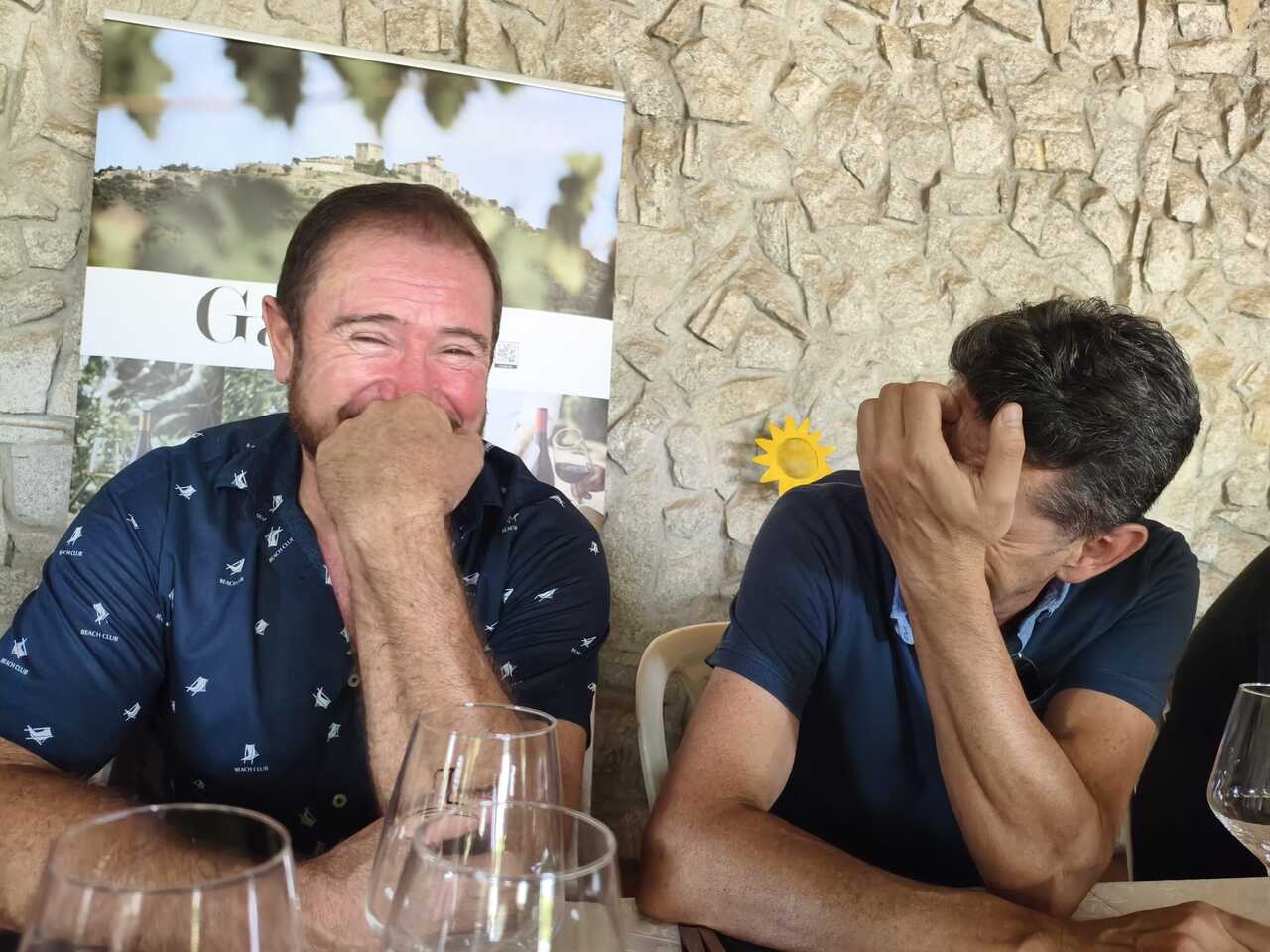 Dous dos participantes na experiencia enogastronómica nas adegas Gargalo.