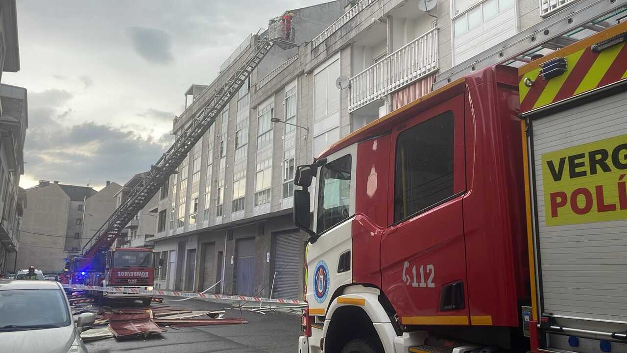 Restos de un tejado met&aacute;lico sobre las calzada de la calle San Gregorio. | FOTO: Juan Carnero.