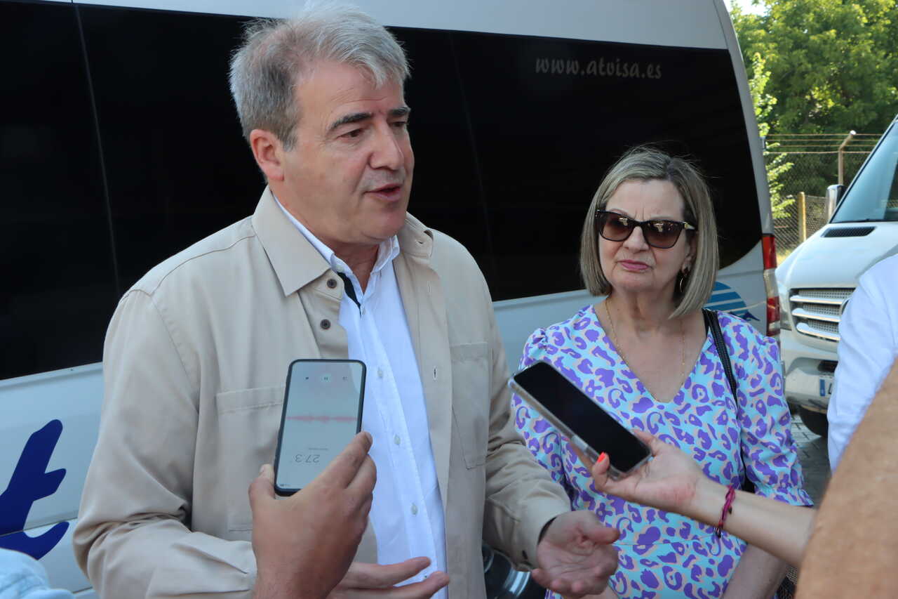 O delegado territorial Manuel Pardo presentou os novos servizos na Estación de autobús do Barco de Valdeorras.