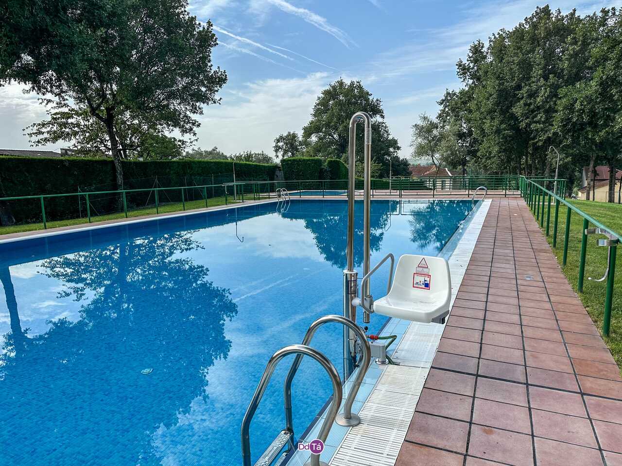 Oímbra convértese no primeiro concello da comarca en dotar á súa piscina de tecnoloxía accesible para persoas con limitacións motoras. | Foto: Noelia Caseiro.