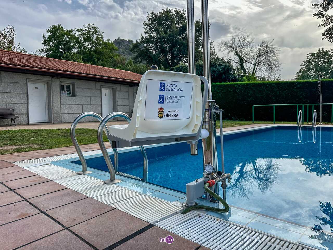 A cadeira elevadora hidráulica portátil axuda a eliminar as barreiras arquitectónicas existentes na piscina. | Foto: Noelia Caseiro.