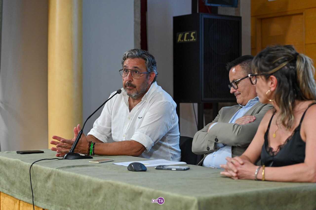 Alberto Prieto, presidente de la asociación de hosteleros, tomó la palabra para dirigirse a los presentes. | Foto: Noelia Caseiro.