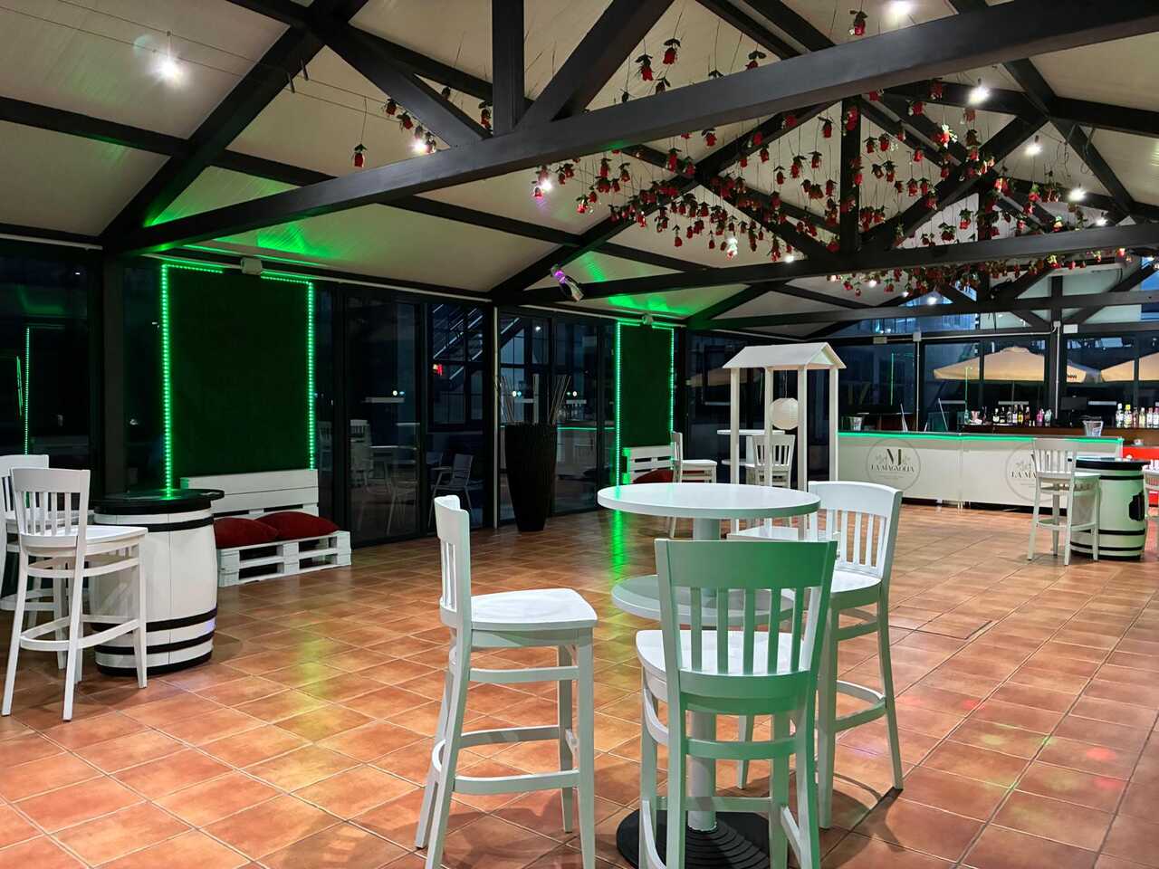 El interior del local mantiene la misma esencia relajada que la terraza.