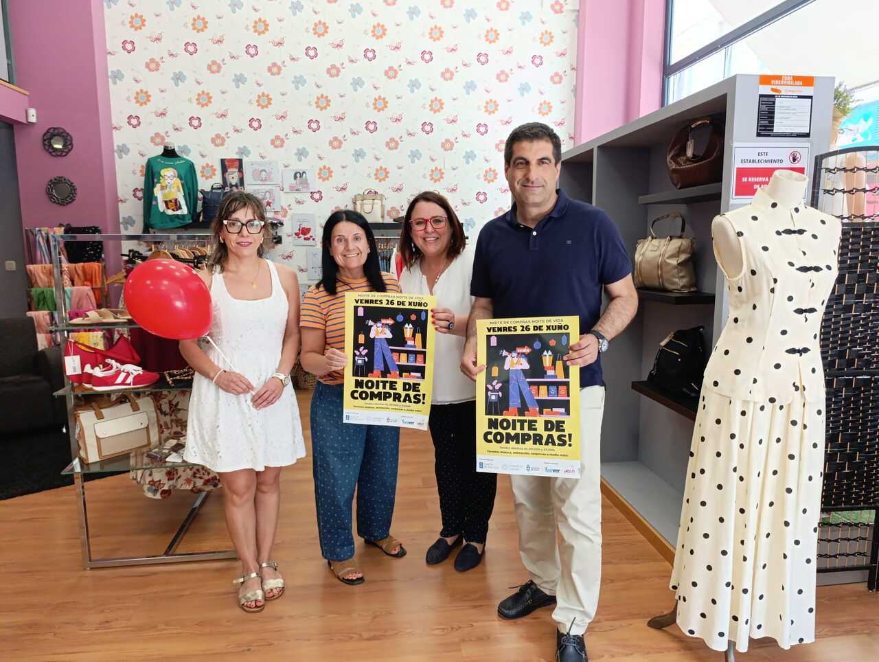 Esther Pato, presidenta de AEVER, á  dereita na imaxe, acompañou ao director xeral por varias tendas da vila.