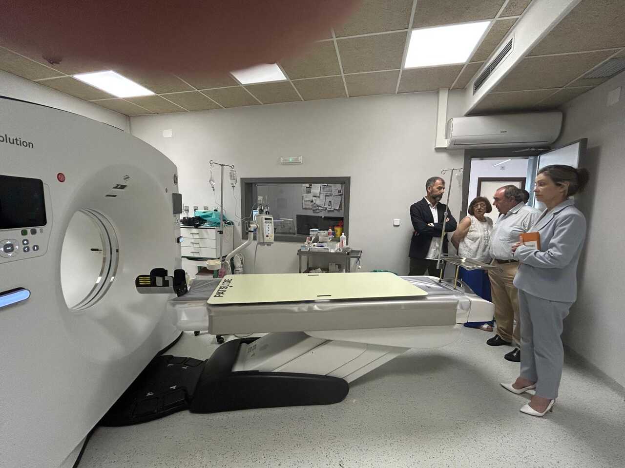 O xerente do Sergas, Luis León, durante a visita á zona de diagnóstico por imaxe do Hospital de Monforte.