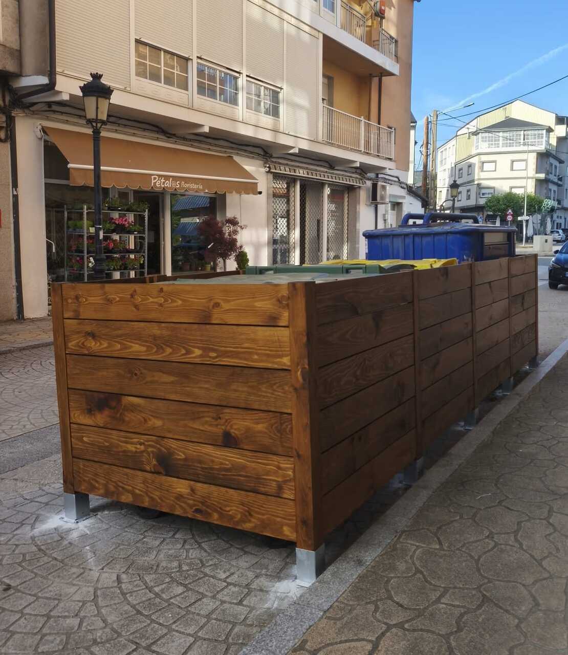 Viana do Bolo instala cubiertas de madera en los contenedores de basura de las zonas más céntricas.
