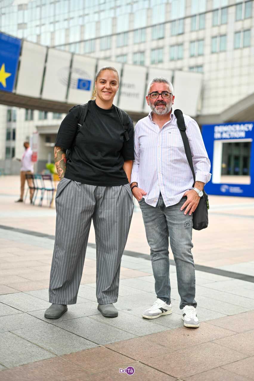 A fotógrafa Noelia Caseiro e o redactor xefe de Diario do Támega, Xosé Lois Colmenero, representan ao noso medio nesta histórica viaxe de debate técnico en Bruxelas.