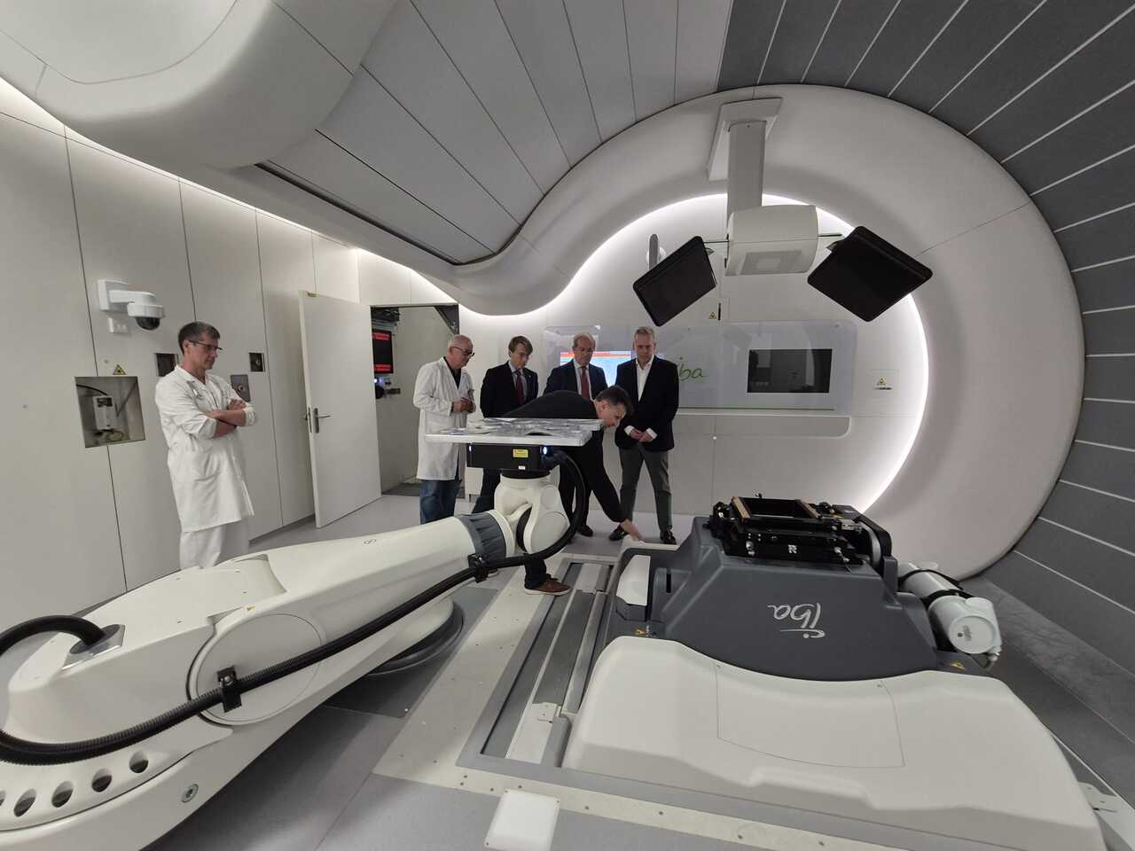 Los conselleiros Miguel Corgos y Antonio Gómez Caamaño, junto al director de la Representación de la Comisión Europea en España, Daniel Calleja y Crespo, durante la visita al Centro de Protonterapia de Galicia.