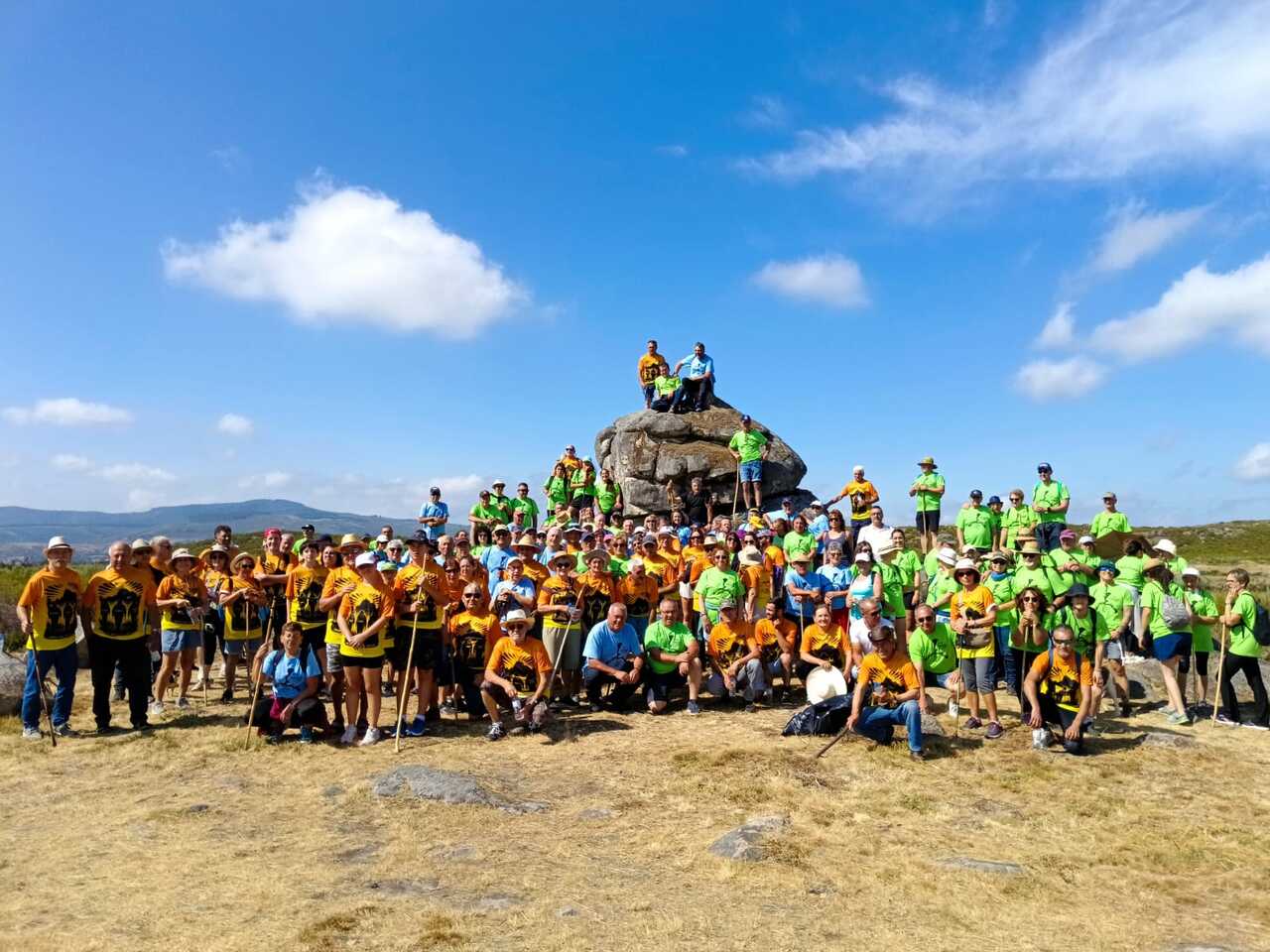 Os aproximadamente 200 sendeiristas agrupados durante unha das paradas na zona do Penedo dos Tres Reinos.
