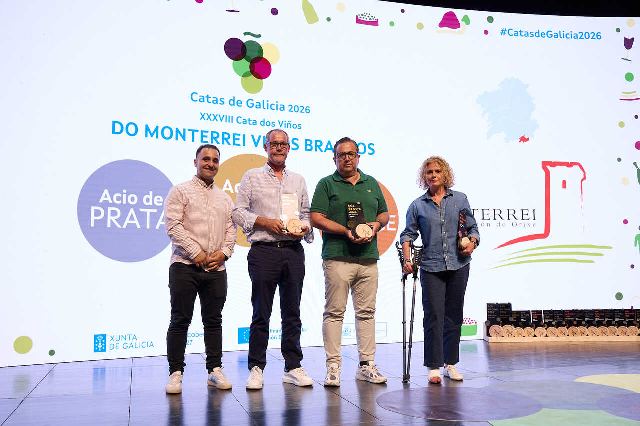 A delegación de adegueiros e viticultores galardoados na categoría de viños brancos da D.O. Monterrei.