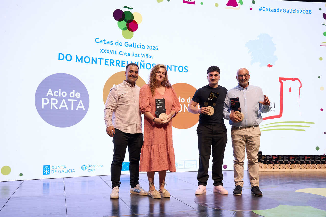 Os representantes das adegas premiadas na categoría de viños tintos da D.O. Monterrei posan orgullosos cos seus diplomas e figuras de Acio no escenario de Lugo.
