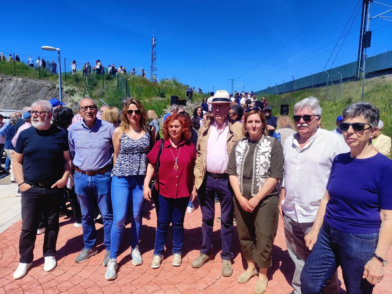 Eva María Pérez Gamote, á esquerda de Vicente Gómez, nunha das concentracións pola perda dos servizos do AVE na Gudiña.