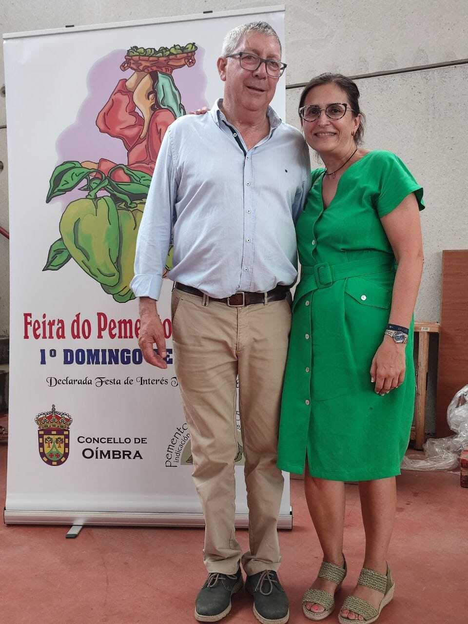 Ana María Villarino Pardo, alcaldesa de Oímbra, con Vicente Gómez, nunha das feiras do Pemento.