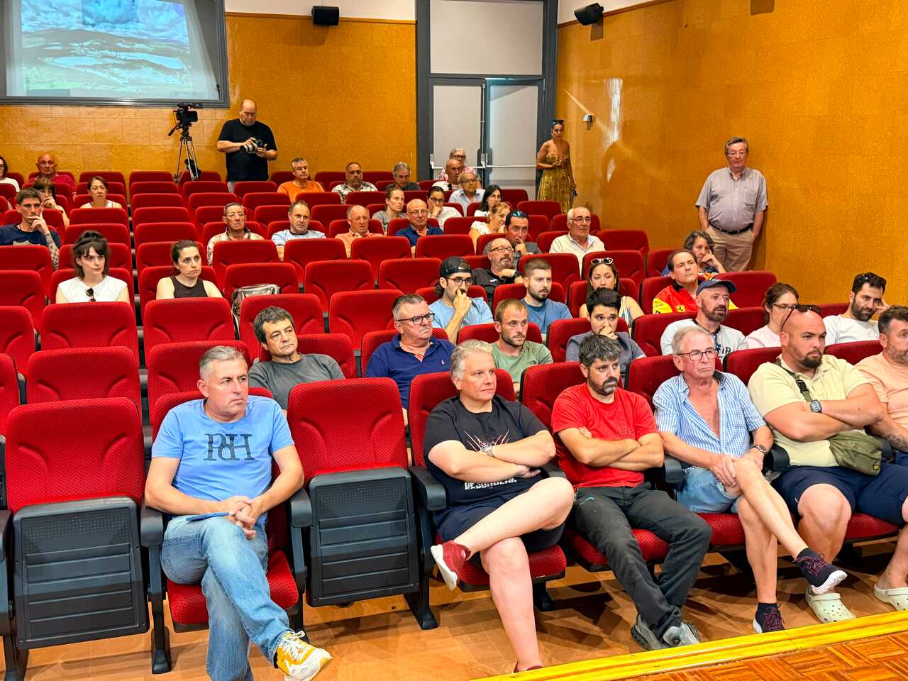 Vecinos, algunos ex trabajadores de la mina, acudieron a la reunión informativa de este jueves en la Casa da Cultura de Viana. | FOTO: Xosé Lois Colmenero.
