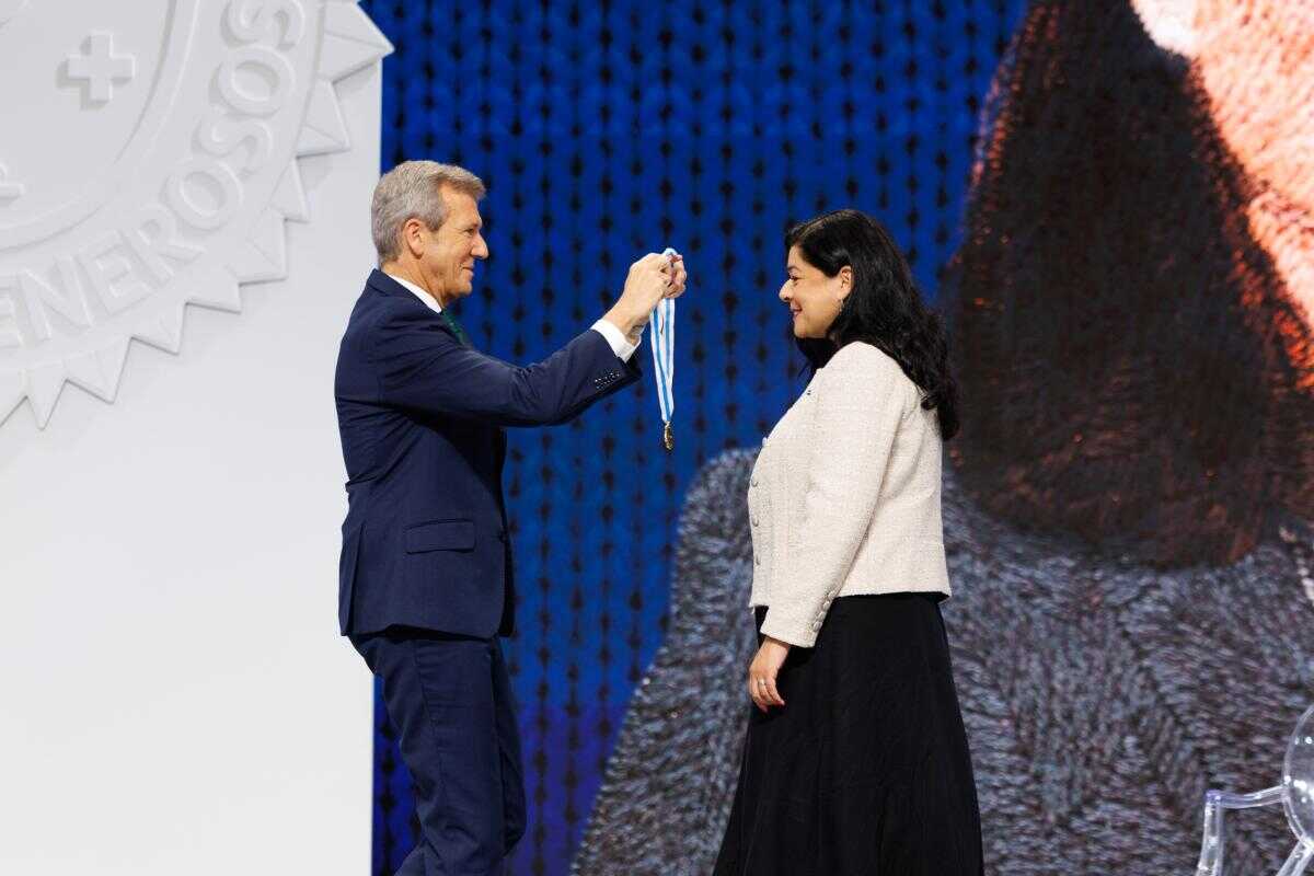 Alfonso Rueda, presidente de la Xunta, imponiendo la medalla a Beatriz Gil.